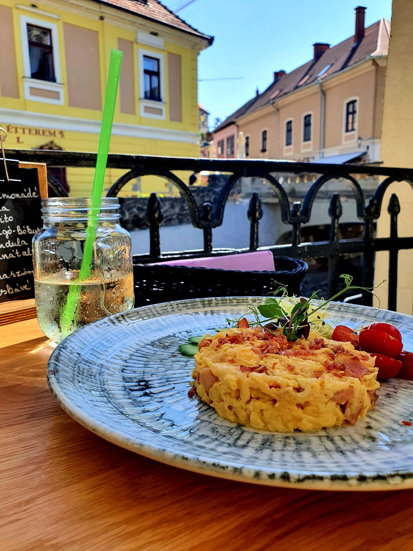 Reggeli tál a teraszon, háttérben Eger belvárosával