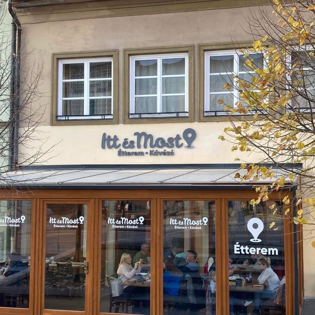 Az Itt és Most Étterem • Kávézó homlokzata Egerben