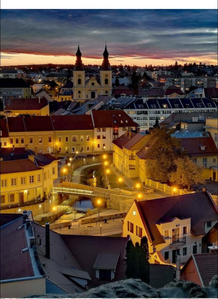 Eger belvárosa esti fényben